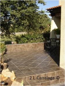 Carrelage : Pose en Tapis. Terrasse extérieur en pose dit : « tapis » en étant en diagonale au milieu. Le rendu de cette pose est spectaculaire dans une grande pièce.