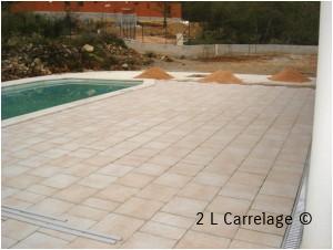 Pose carrelage chape joint dilatation. Pose d'un carrelage en "joint pierre" sur chape, avec joint de dilatation.