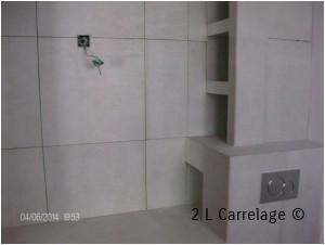 Pose faïence 60x60. Pose faience de salle de bain 60x60 avec plusieurs niches sur plan vasque réalisé en carreaux de Siporex©.