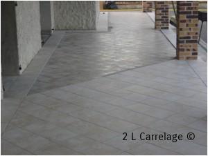 Pose nouveau revêtement carrelage. Pose du nouveau revêtement sur l’ancien carrelage.