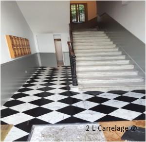  Calepinage du Carrelage. Le point de départ du tapis du hall d’entrée a été centré par rapport à la porte d’entrée pour que les carreaux soient à mesures égales de part et d’autres des murs et du tapis appeler en « calepinage »