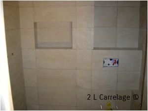Faïence carreaux 30x60 douche. Réalisation de faïence de carreaux 30/60 pour douche avec création d’une niche et d'un WC suspendu.