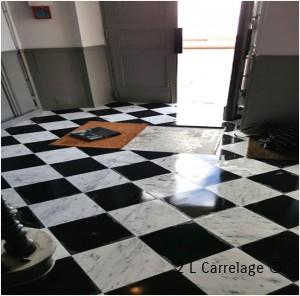 Pose en Damier Carreaux Marbre. Hall d’entrée d’immeuble, posé en damier de carreaux de marbre avec emplacement de tapis.