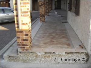 Rénovation Terrasse Carrelage. Vue d’ensemble de la rénovation de la terrasse (pose sur ancien carrelage). Le commencement de la réalisation d'une pose en tapis ce fait en posant un carreaux droit tout autour de la terrasse.