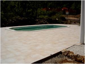 Terrasse Piscine Carrelage. Vue d’ensemble de la terrasse finie.
